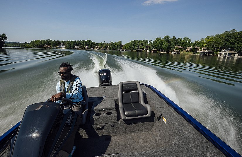 Lowe Boats Stinger 198 Metallic Black