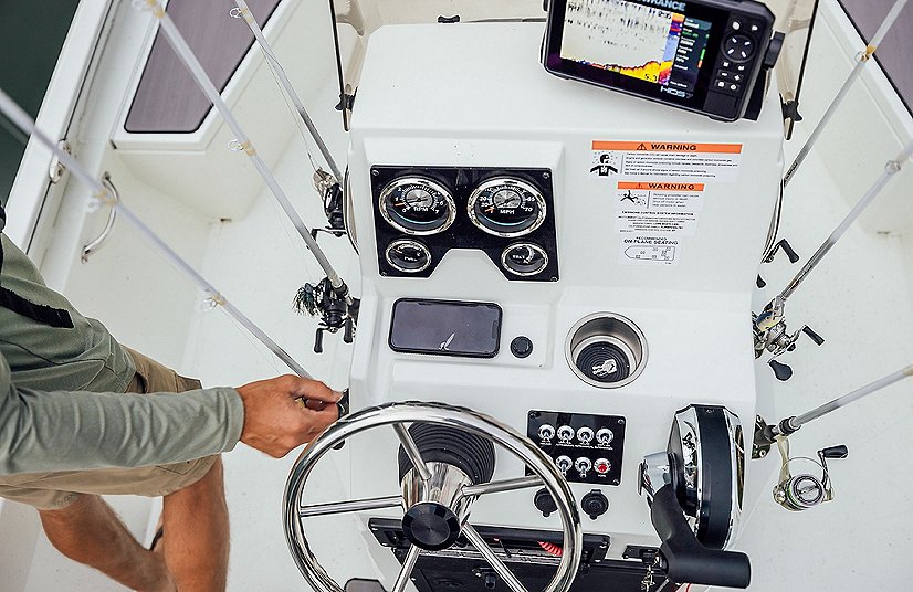 2025 Lowe Boats Bay 20 Bright White Poly Interior w/ Metallic Black Hull