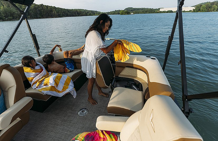 2025 Lowe Boats SS 250 WT Caribou Metallic Exterior Tan Upholstery with Mono Chrome Accents