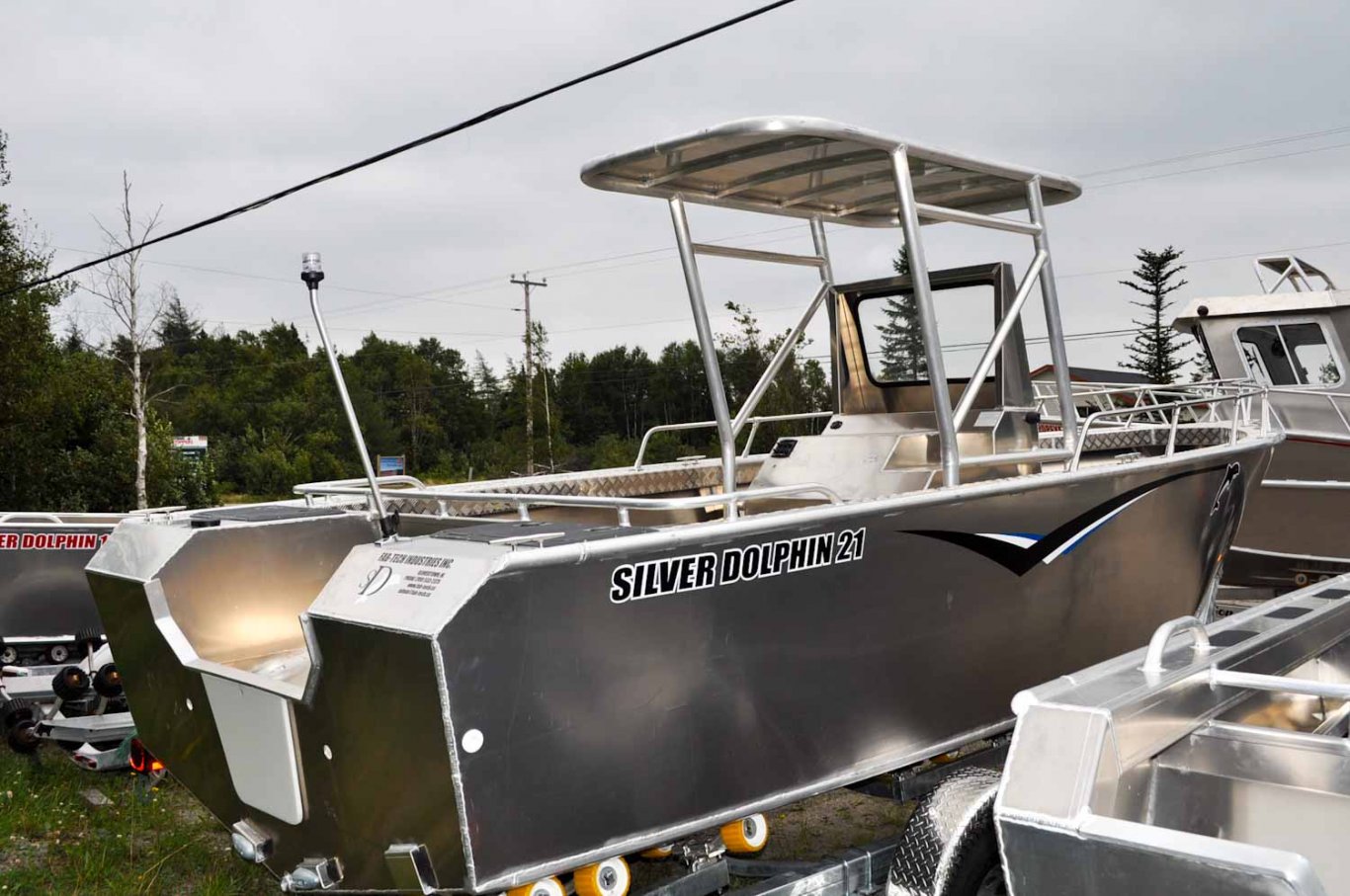 Fab Tech Silver Dolphin Center Console 18'