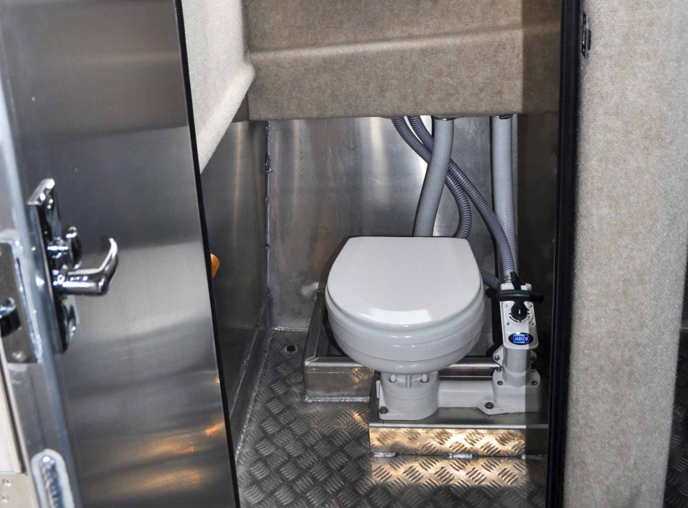 Fab Tech Silver Dolphin Stand Up Cabin 26'