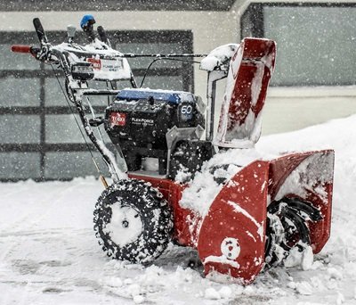Toro 24 (61 cm) 60V MAX* (2 x 6.0 ah) Electric Battery Power Max® e24 Two Stage Snow Blower (39924)