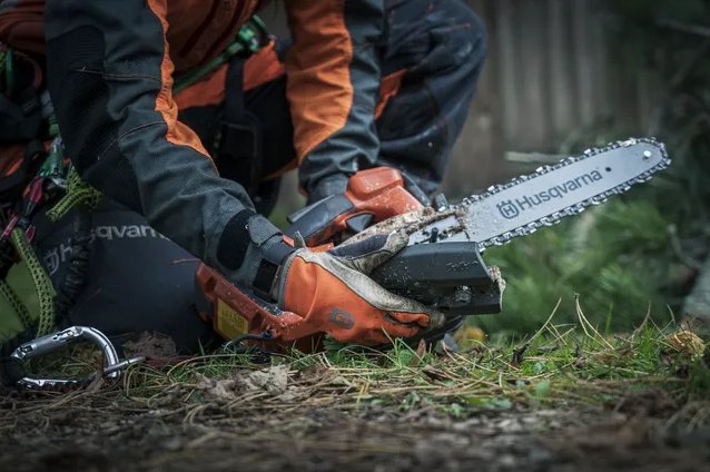https://www-static-nw.husqvarna.com/-/images/aprimo/husqvarna/chainsaws/photos/feature/h120-0438.webp?v=99a97c579be311b7&format=WEBP_LANDSCAPE_COVER_LG