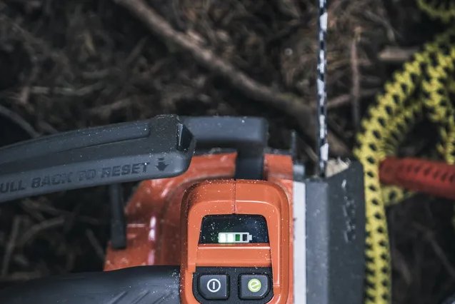 https://www-static-nw.husqvarna.com/-/images/aprimo/husqvarna/chainsaws/photos/feature/as-976453.webp?v=399b87bd9be311b7&format=WEBP_LANDSCAPE_COVER_LG