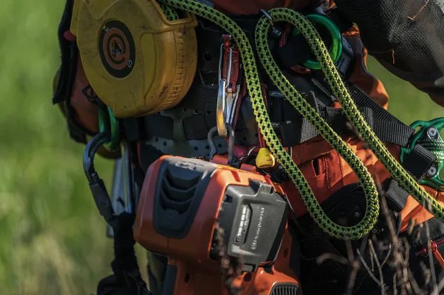 https://www-static-nw.husqvarna.com/-/images/aprimo/husqvarna/chainsaws/photos/feature/h120-0430.webp?v=aa003f909be311b7&format=WEBP_LANDSCAPE_COVER_LG