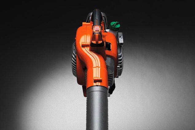 https://www-static-nw.husqvarna.com/-/images/aprimo/husqvarna/blowers/photos/feature/h225-0099.webp?v=f2bfb7429be311b7&format=WEBP_LANDSCAPE_COVER_LG