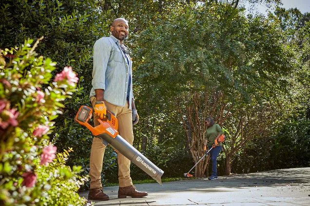 HUSQVARNA 230IB WITH BATTERY AND CHARGER