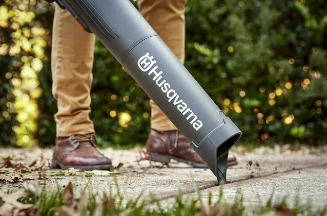 HUSQVARNA 230IB WITH BATTERY AND CHARGER