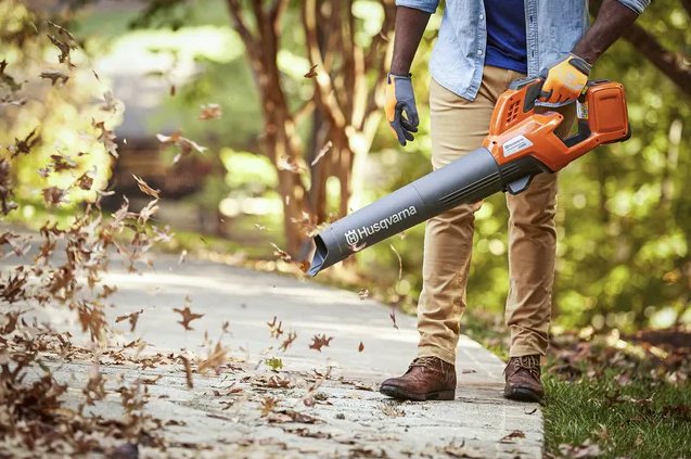 HUSQVARNA 230IB WITH BATTERY AND CHARGER