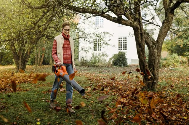 HUSQVARNA 230IB WITH BATTERY AND CHARGER