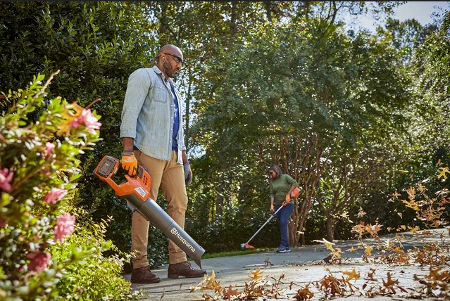 HUSQVARNA 230IB WITH BATTERY AND CHARGER