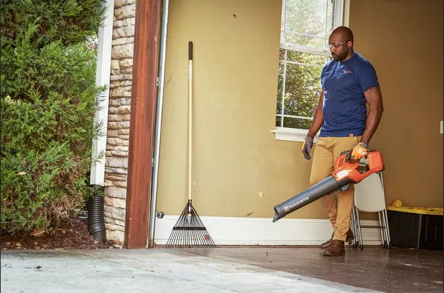 HUSQVARNA 230IB WITH BATTERY AND CHARGER