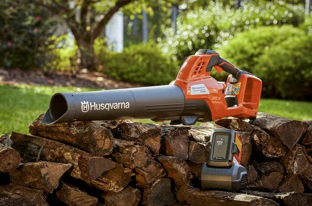 HUSQVARNA 230IB WITH BATTERY AND CHARGER