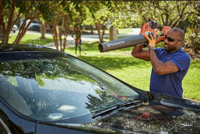 HUSQVARNA 230IB WITH BATTERY AND CHARGER