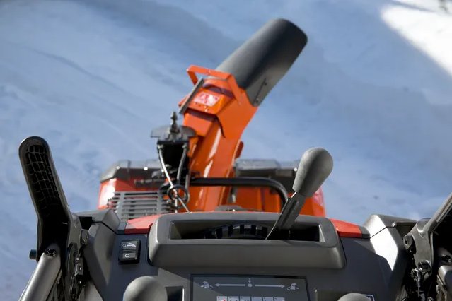https://www-static-nw.husqvarna.com/-/images/aprimo/husqvarna/snow-throwers/photos/feature/h520-0210.webp?v=98a210d79be311b7&format=WEBP_LANDSCAPE_COVER_LG