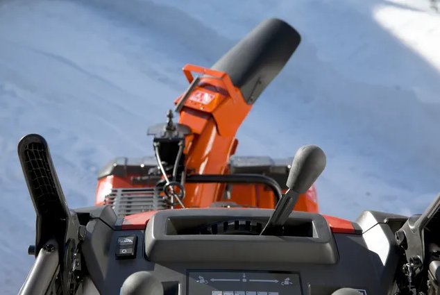 https://www-static-nw.husqvarna.com/-/images/aprimo/husqvarna/snow-throwers/photos/feature/h520-0210.webp?v=98a210d79be311b7&format=WEBP_LANDSCAPE_COVER_LG