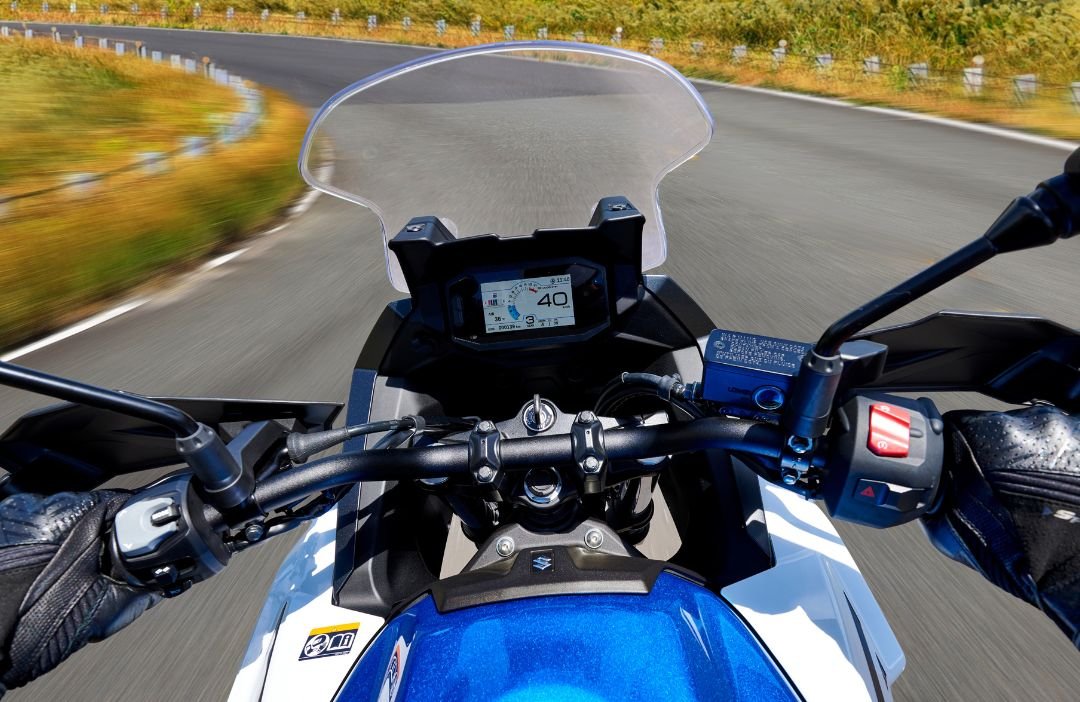 2027 Suzuki SV 7GX Pearl Brilliant White / Metallic Triton Blue (BQJ)
