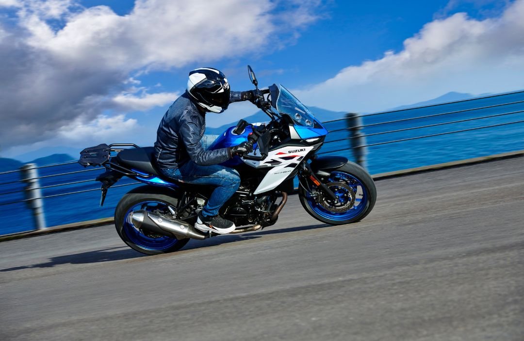 2027 Suzuki SV 7GX Pearl Brilliant White / Metallic Triton Blue (BQJ)