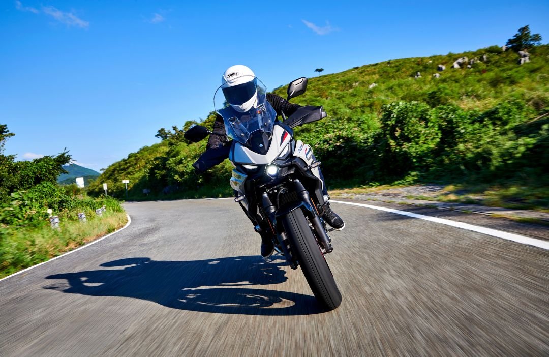 2027 Suzuki SV 7GX Pearl Brilliant White / Metallic Triton Blue (BQJ)