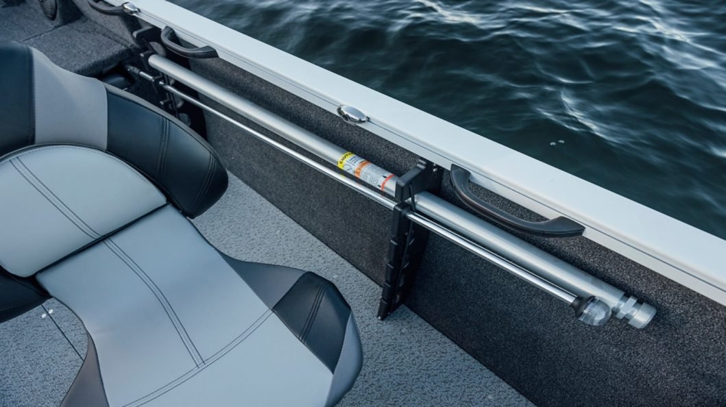 Crestliner 1750 Hawk White exterior