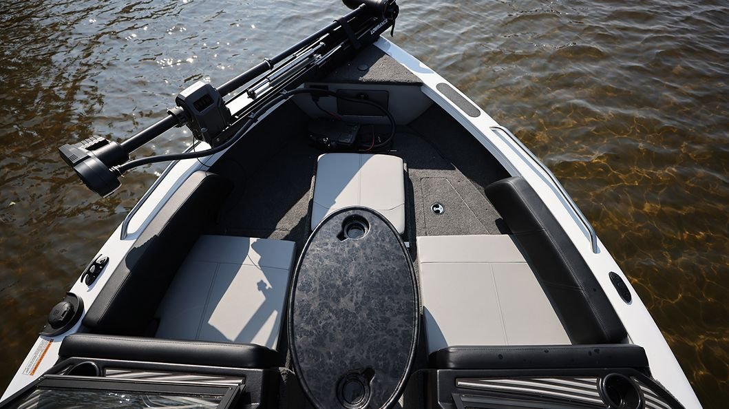 Crestliner 2050 SPORTFISH Silver base Black accent