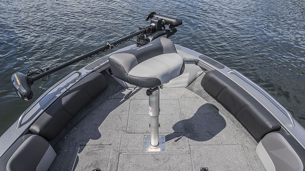 Crestliner 2250 AUTHORITY Silver base True Blue accent