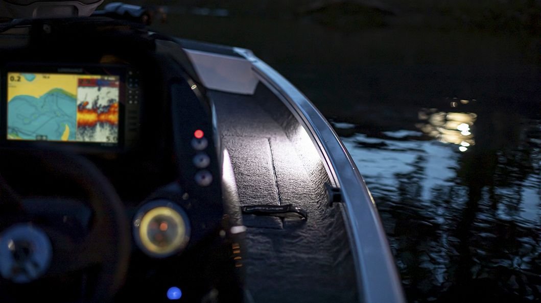 Crestliner 189 XF Silver exterior