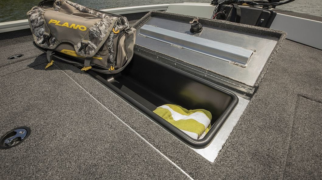 Crestliner 179 XF White exterior
