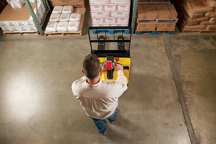 Yale Compact and efficient walkie pallet jack