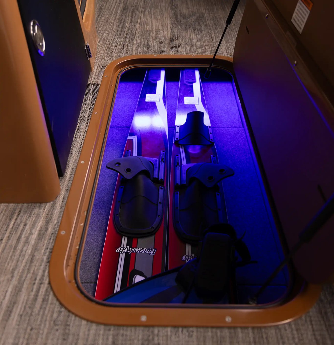 2026 SunCatcher Diamond Elite 322SS Blackout