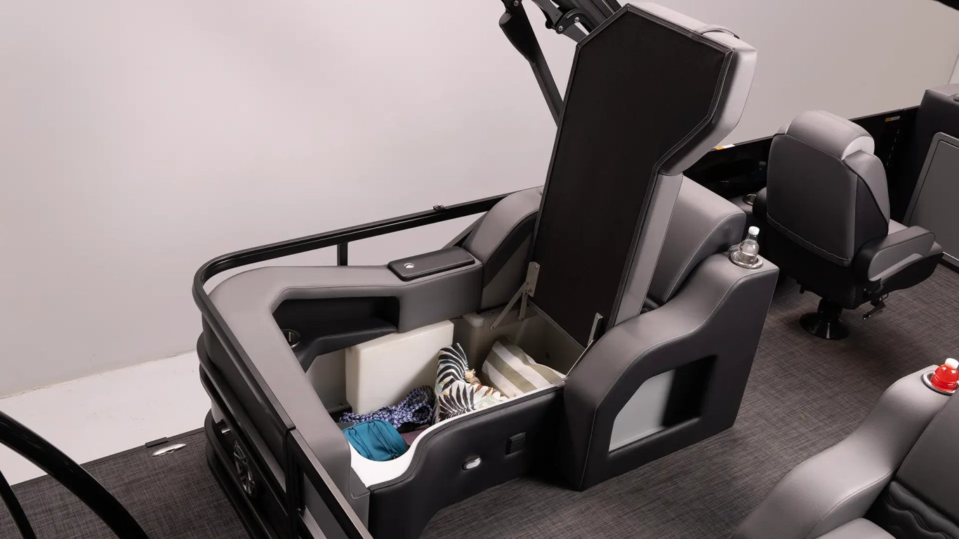 2026 SunCatcher Elite 324SS Blackout