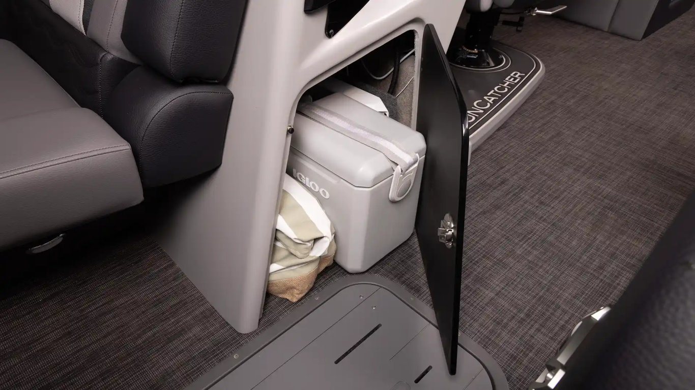 2026 SunCatcher Elite 324SS Blackout