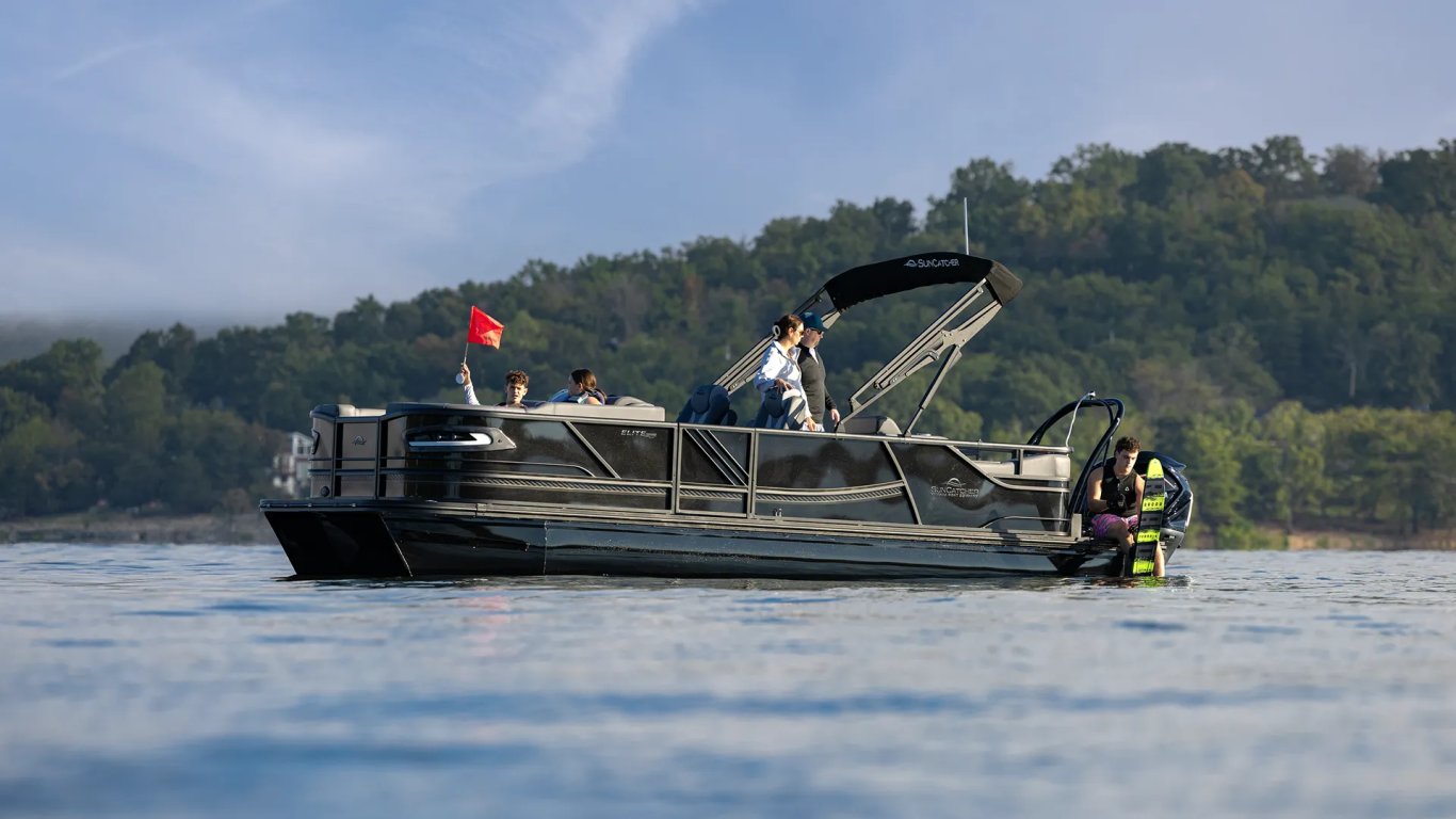 2026 SunCatcher Elite 324SS Blackout