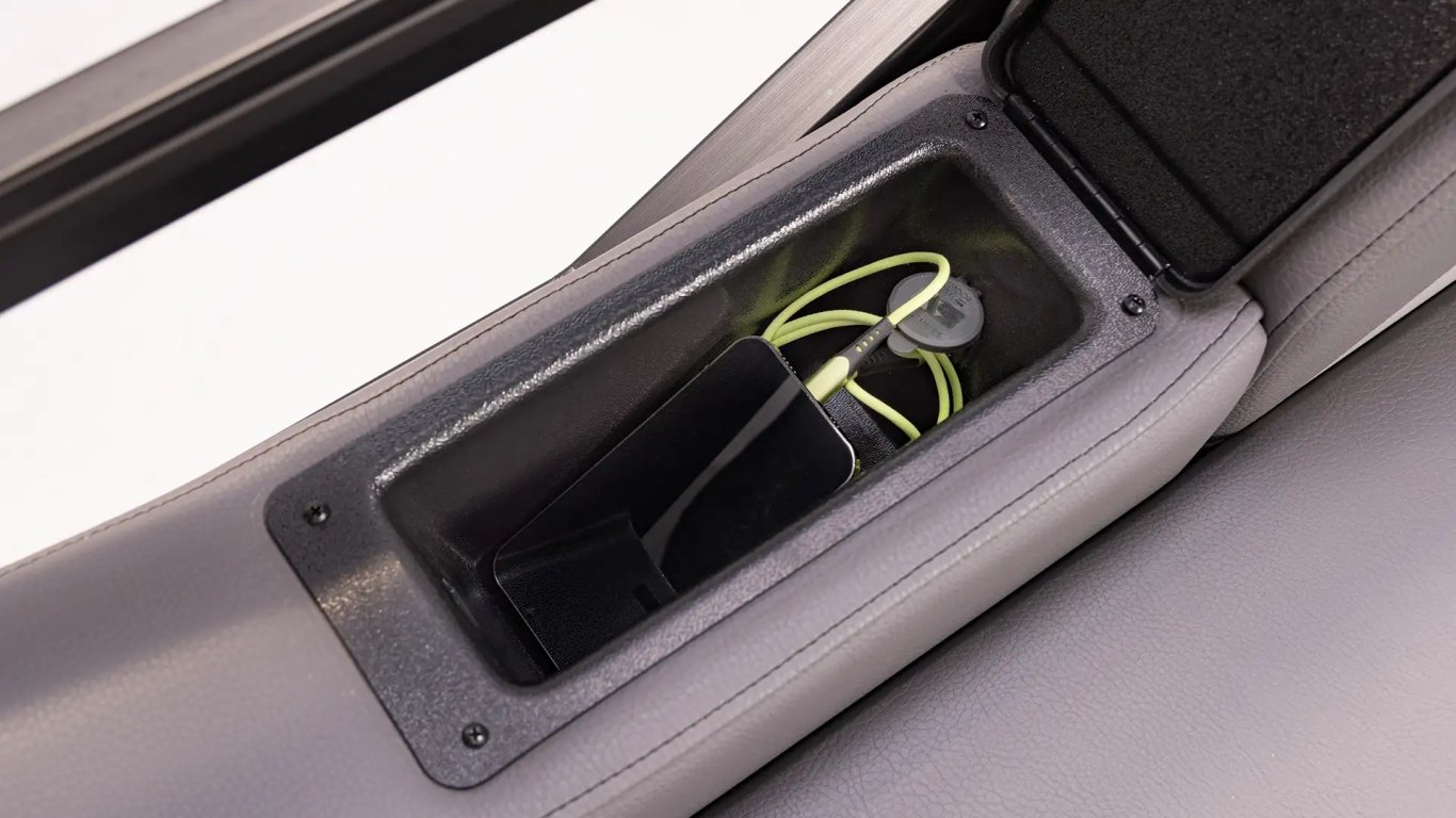 2026 SunCatcher Elite 324SS Blackout