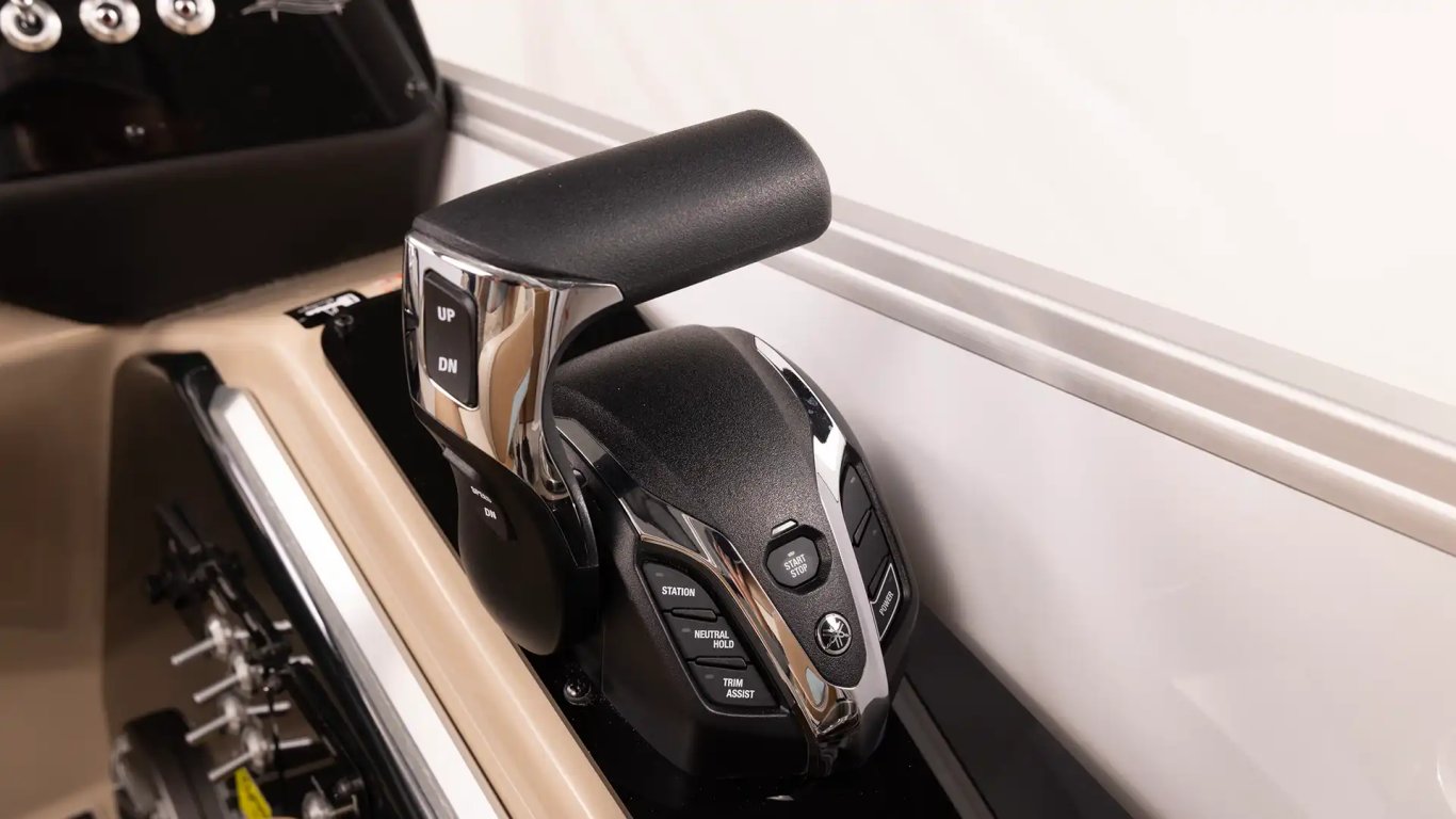 2026 SunCatcher Diamond Elite 324RC Blackout