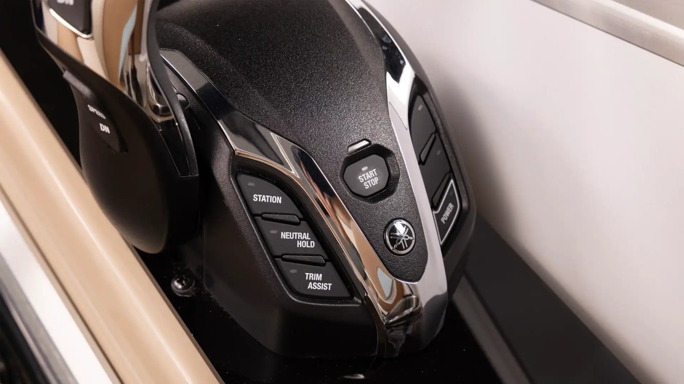 2026 SunCatcher Diamond Elite 324SS Blackout