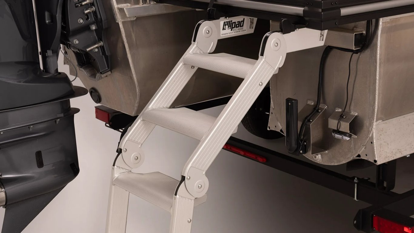 2026 SunCatcher Diamond Elite 324SS Blackout