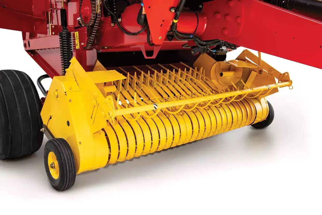 New Holland Roll Belt™ Round Balers 560
