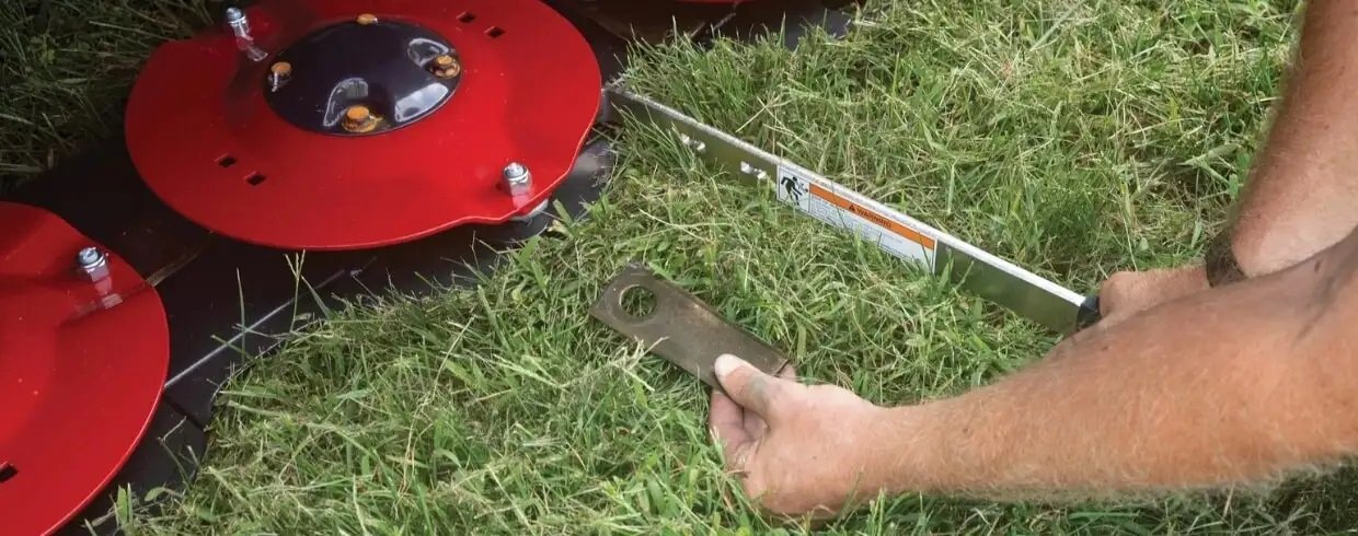 New Holland MegaCutter™ Triple Disc Mowers and Mower Conditioners 533 Rear Mounted Disc Mower Conditioner