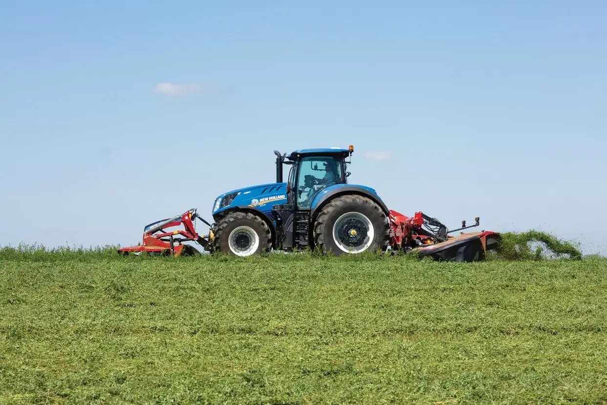 New Holland MegaCutter™ Triple Disc Mowers and Mower Conditioners 533 Rear Mounted Disc Mower Conditioner