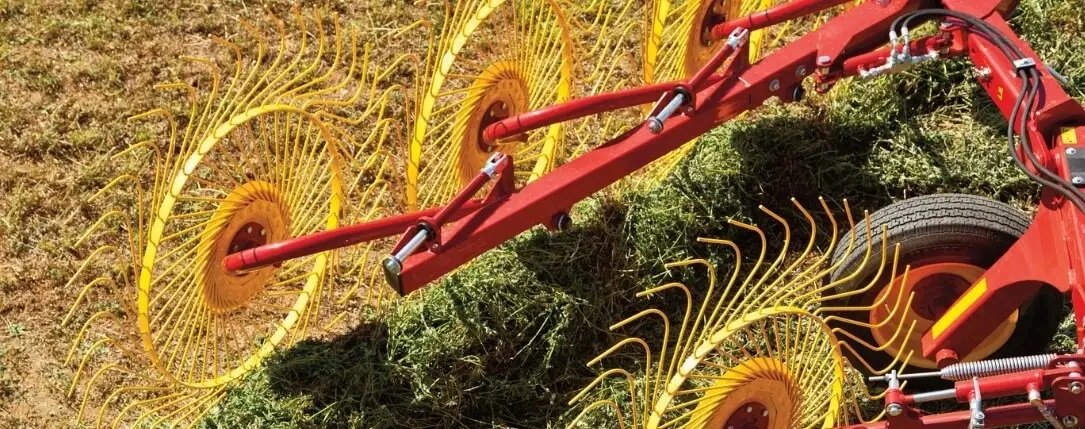 New Holland ProCart™ and ProCart™ PLUS Deluxe Carted Wheel Rakes ProCart™ 1428 PLUS 14 Wheel