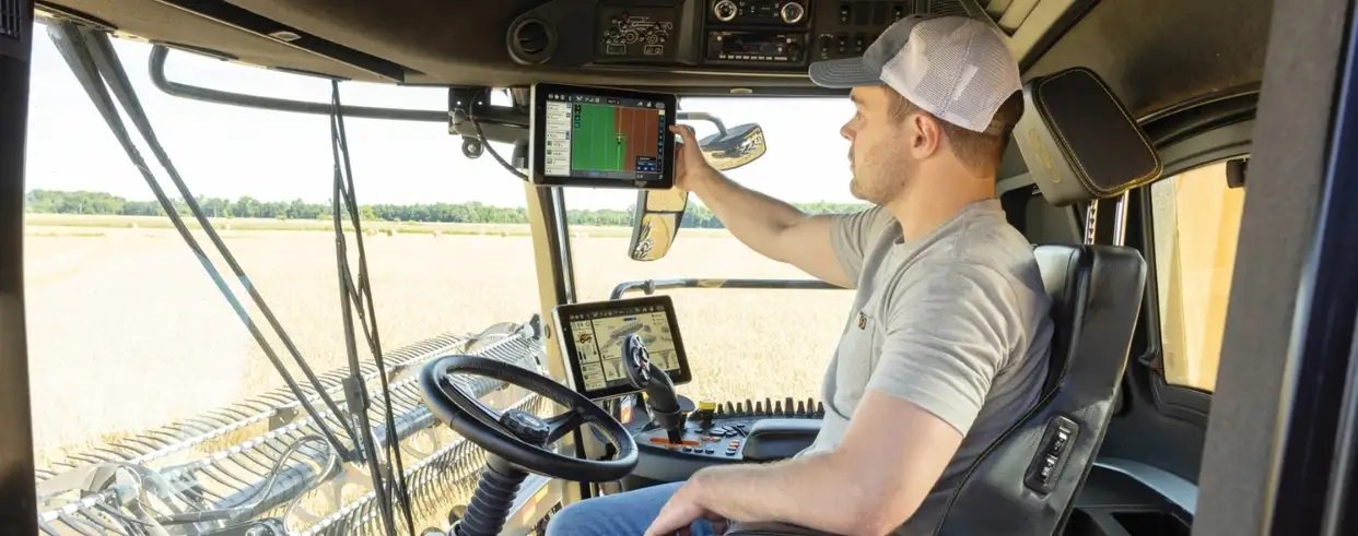 New Holland Next Generation CR Series Twin Rotor® Combines CR11