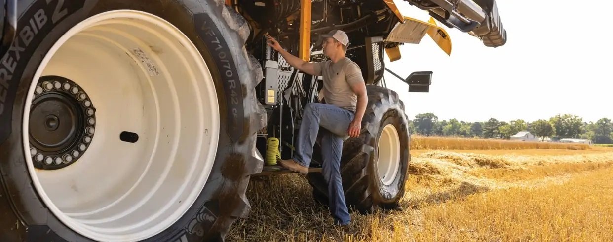 New Holland Next Generation CR Series Twin Rotor® Combines CR11