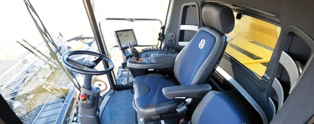 New Holland CR Series Twin Rotor® Combines CR9.90 Aggressive Shake