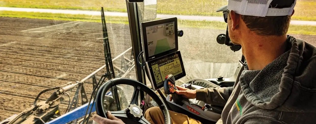 New Holland Guardian™ Front Boom Sprayers SP310F