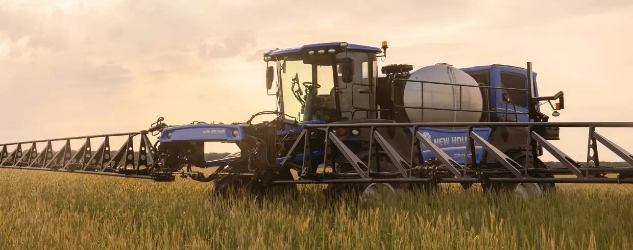 New Holland Guardian™ Front Boom Sprayers SP310F