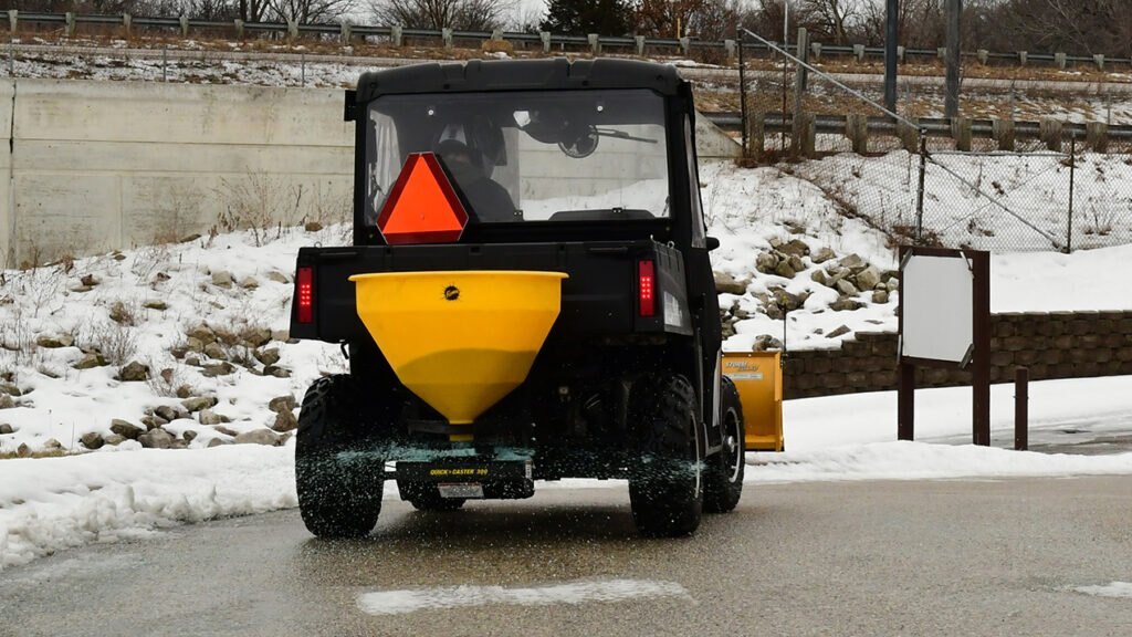Fisher QUICK CASTER™ 300 TAILGATE BROADCAST SPREADER