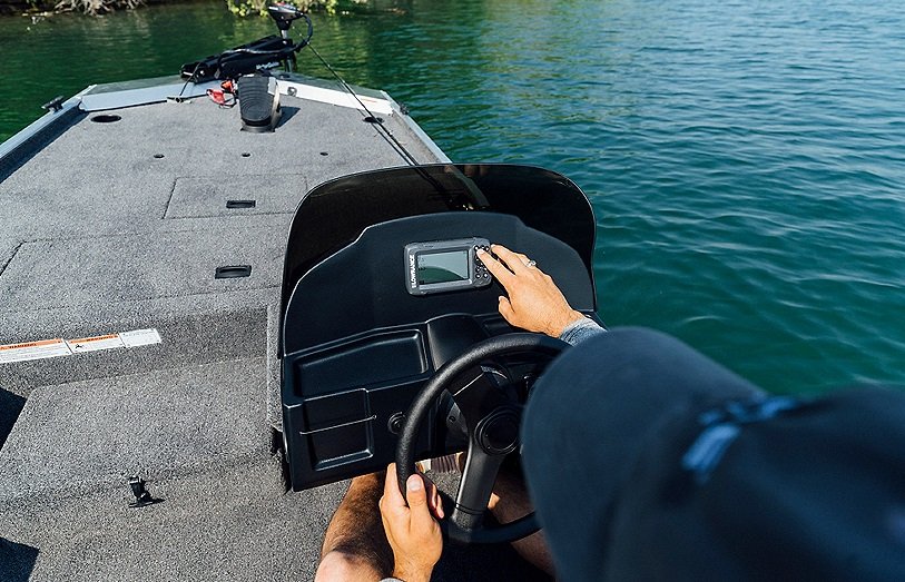 2026 Lowe Boats Skorpion 16 Unpainted Hull Gray Carpeted Interior