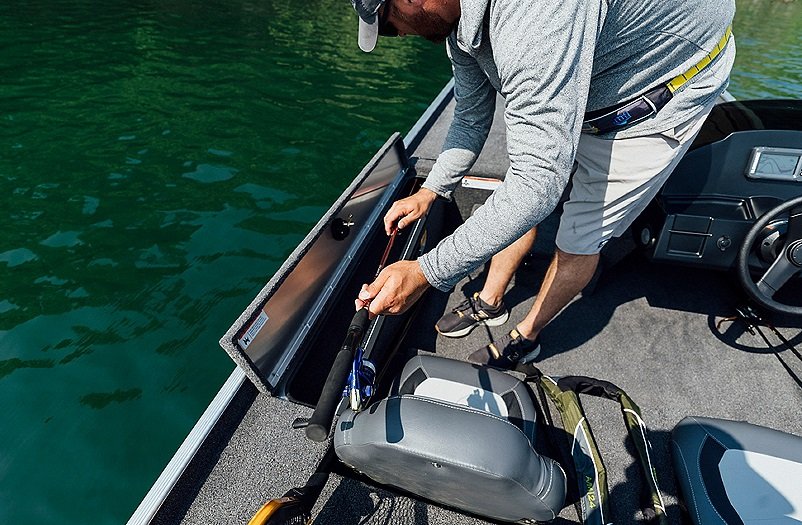 2026 Lowe Boats Skorpion 16 Unpainted Hull Gray Carpeted Interior