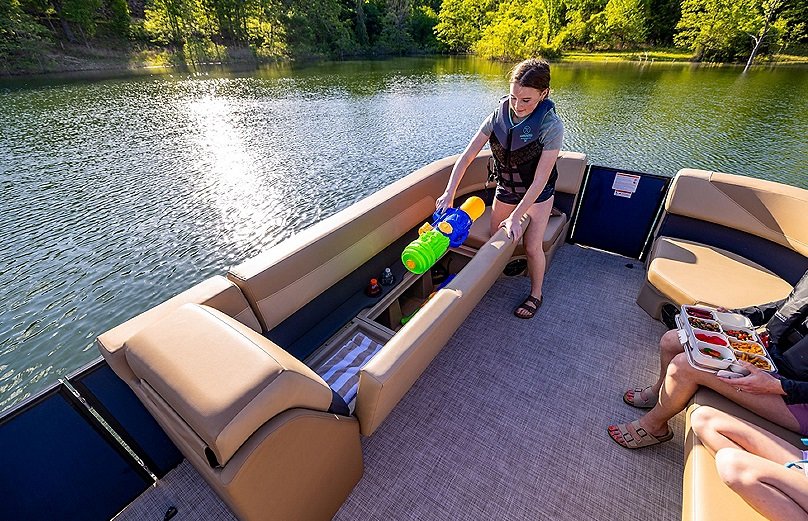 2026 Lowe Boats LF 232 White Metallic Fence